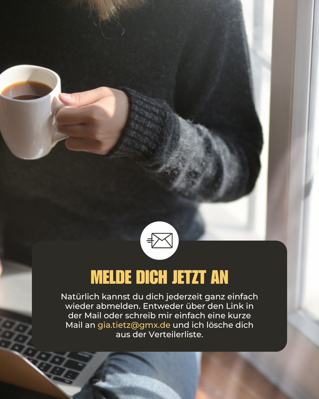 Frau mit Kaffeetasse und Laptop auf dem Schoß, Newsletteranmeldung
