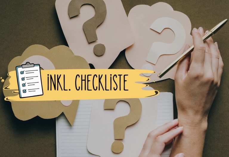 Notizbuch Hand mit Stift und viele Fragezeichen (Wie Dialoge schreiben?)