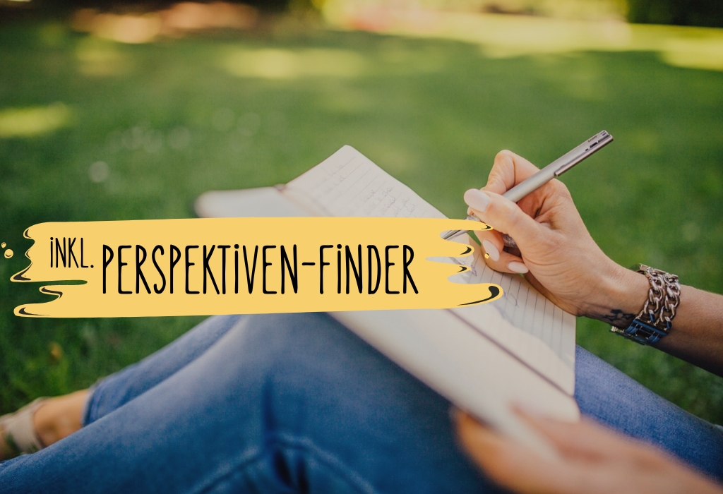 Frau sitzt mit Notizen in der Hand auf Wiese