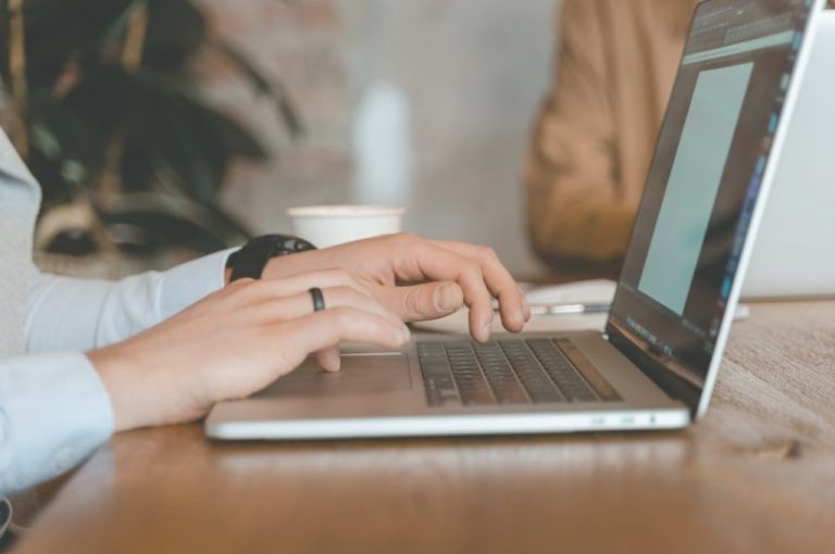 Laptop und tippende Hände