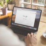 Laptop mit Google Startseite, Tasse Kaffee daneben (Was ist SEO?)
