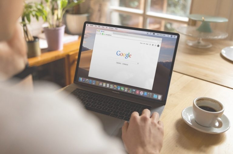 Laptop mit Google Startseite, Tasse Kaffee daneben (Was ist SEO?)