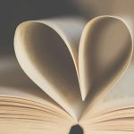 Buch, dessen Seiten zu einem Herz geformt sind