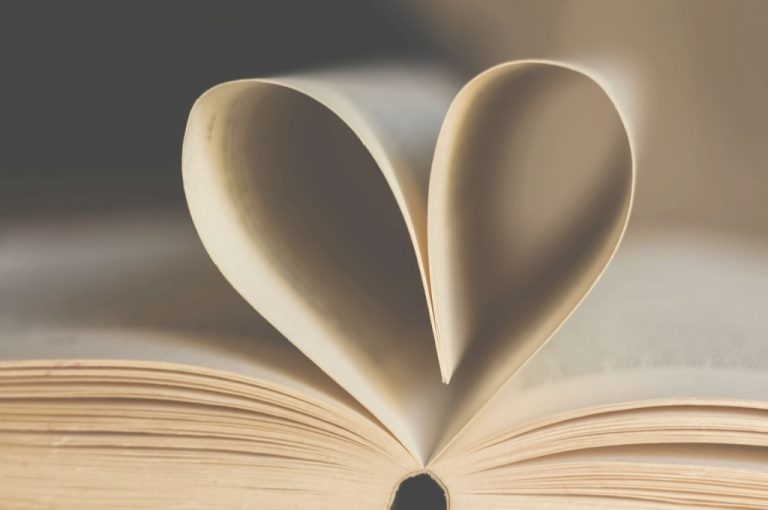 Buch, dessen Seiten zu einem Herz geformt sind